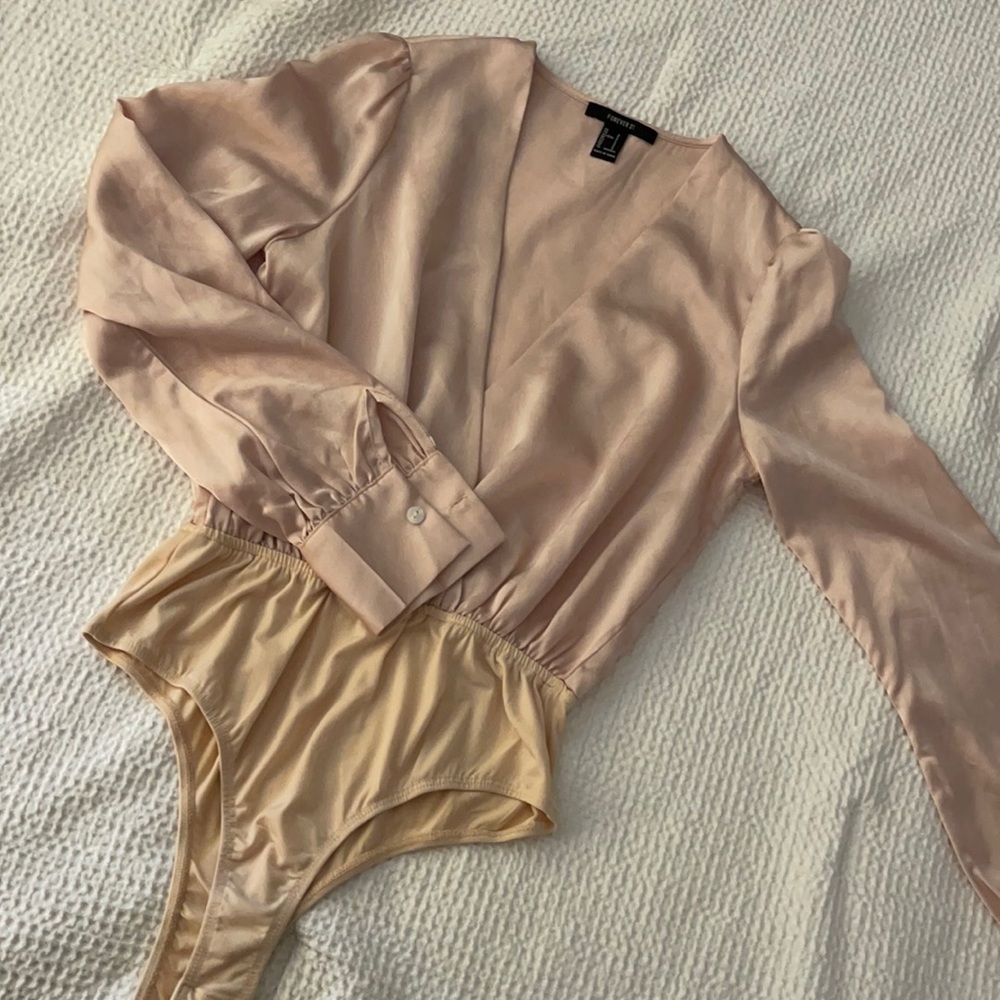 Forever 21 women’s satin surplice bodysuit I’m color champagne